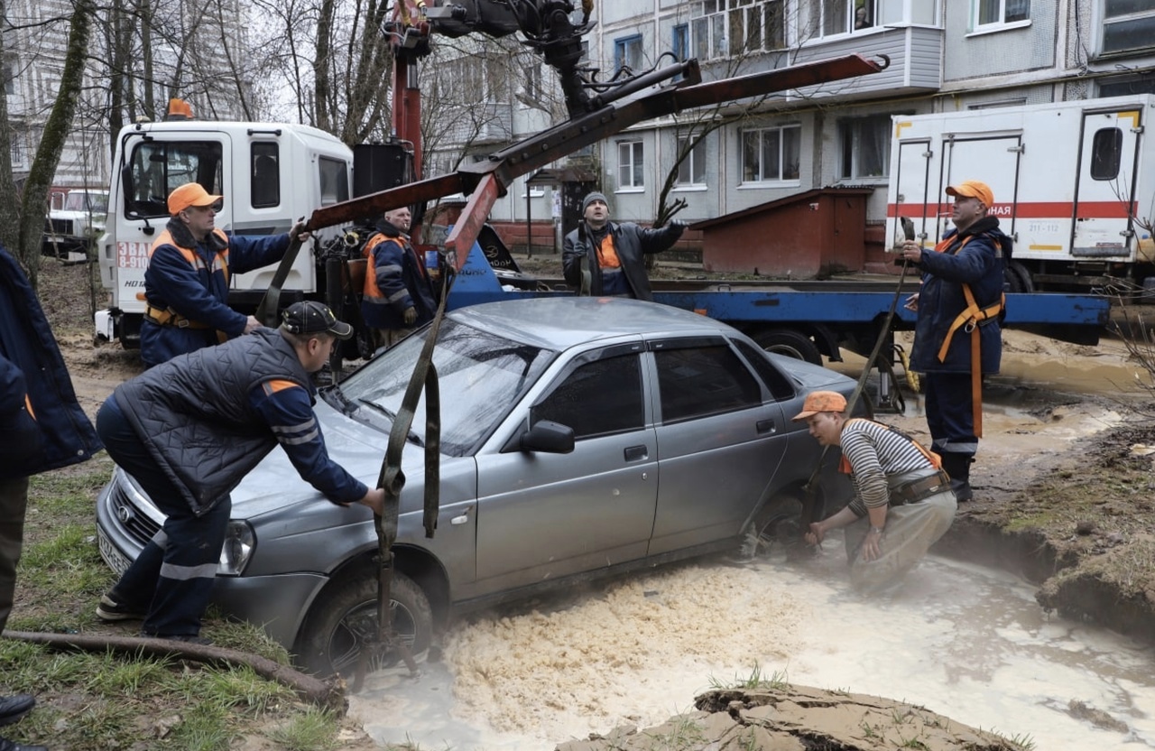 Калужские авто. Прорыв трубы. Яма для автомобиля. Прорвало трубу у бочка.