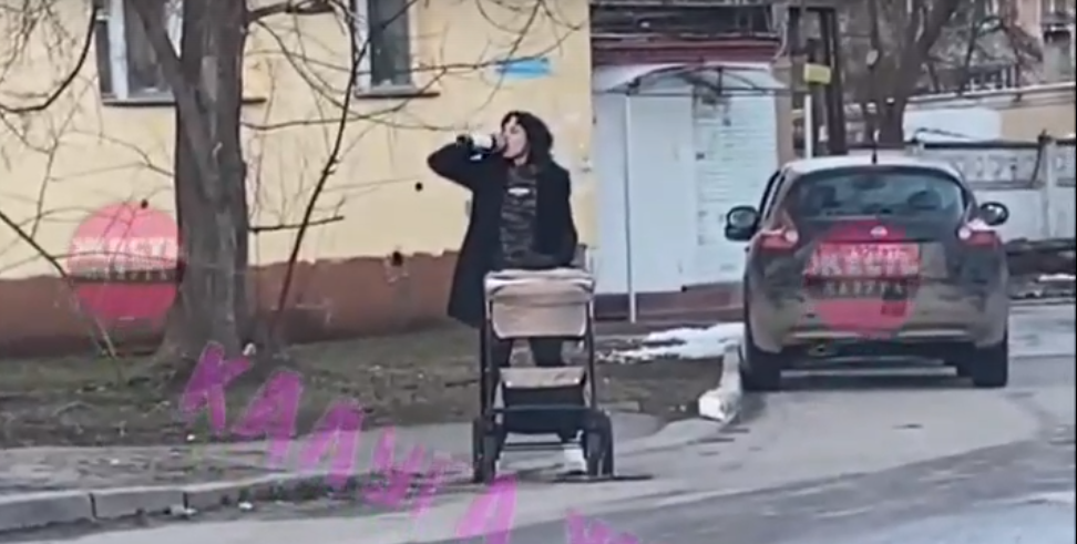 Видео пьяных мамочек. ЯЖМАТЬ С коляской.